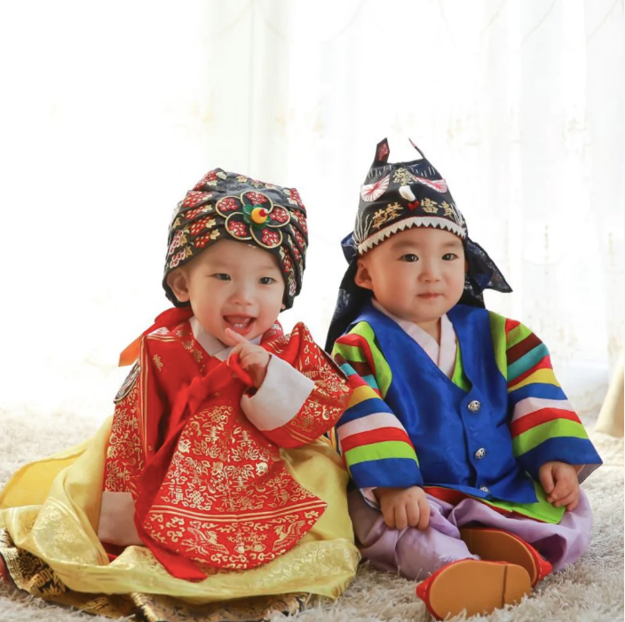 Babies in hanboks