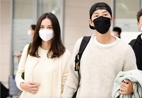 Song Joong-ki and Katy Louise Sanders at the airport