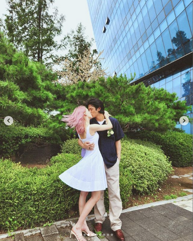 Beenzino and wife kissing outside building