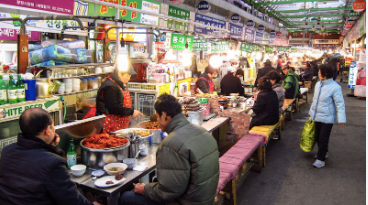 People eating at Gwangjang Market