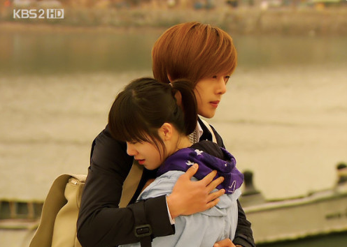 Ji-hu hugging Jan-di