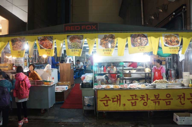 Korean pojangmacha at night