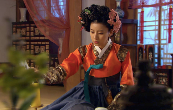 Gisaeng with black sash, pink jeogori, and navy chima