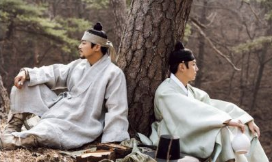 Two peasants in white hanboks resting under a tree