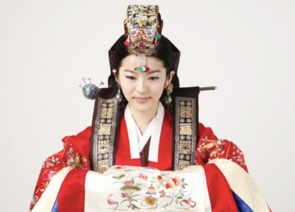 A Korean bride with traditional hanbok and hwagwan