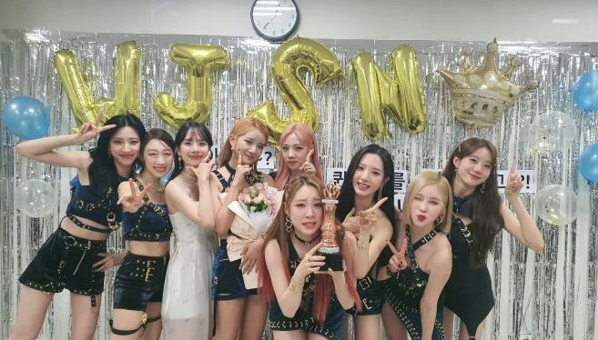 WJSN holding trophy after their Queendom 2 win