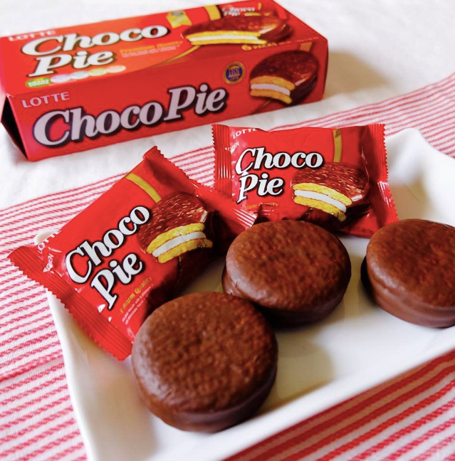 A plate of Choco Pie packages and cookies with box in the background