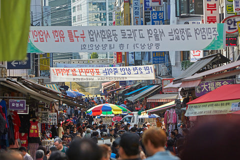 Buyers and sellers in Namdaemun market