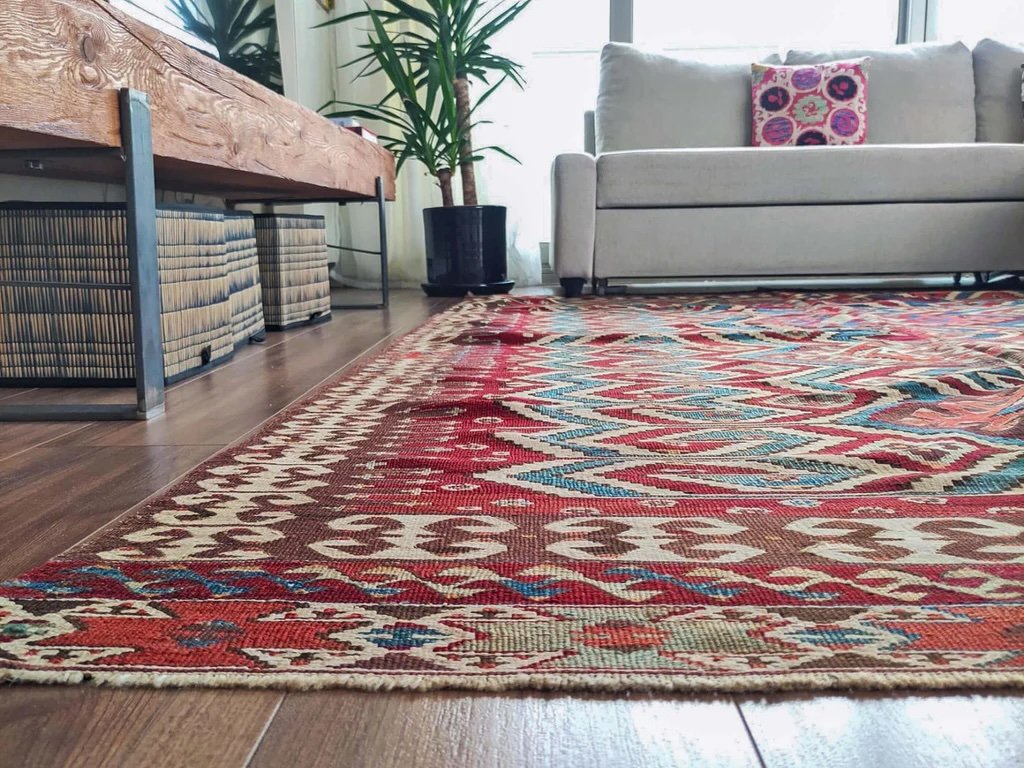 How to use a kilim? Floor Covering | Turkish Kilim Rug in  a Living Room