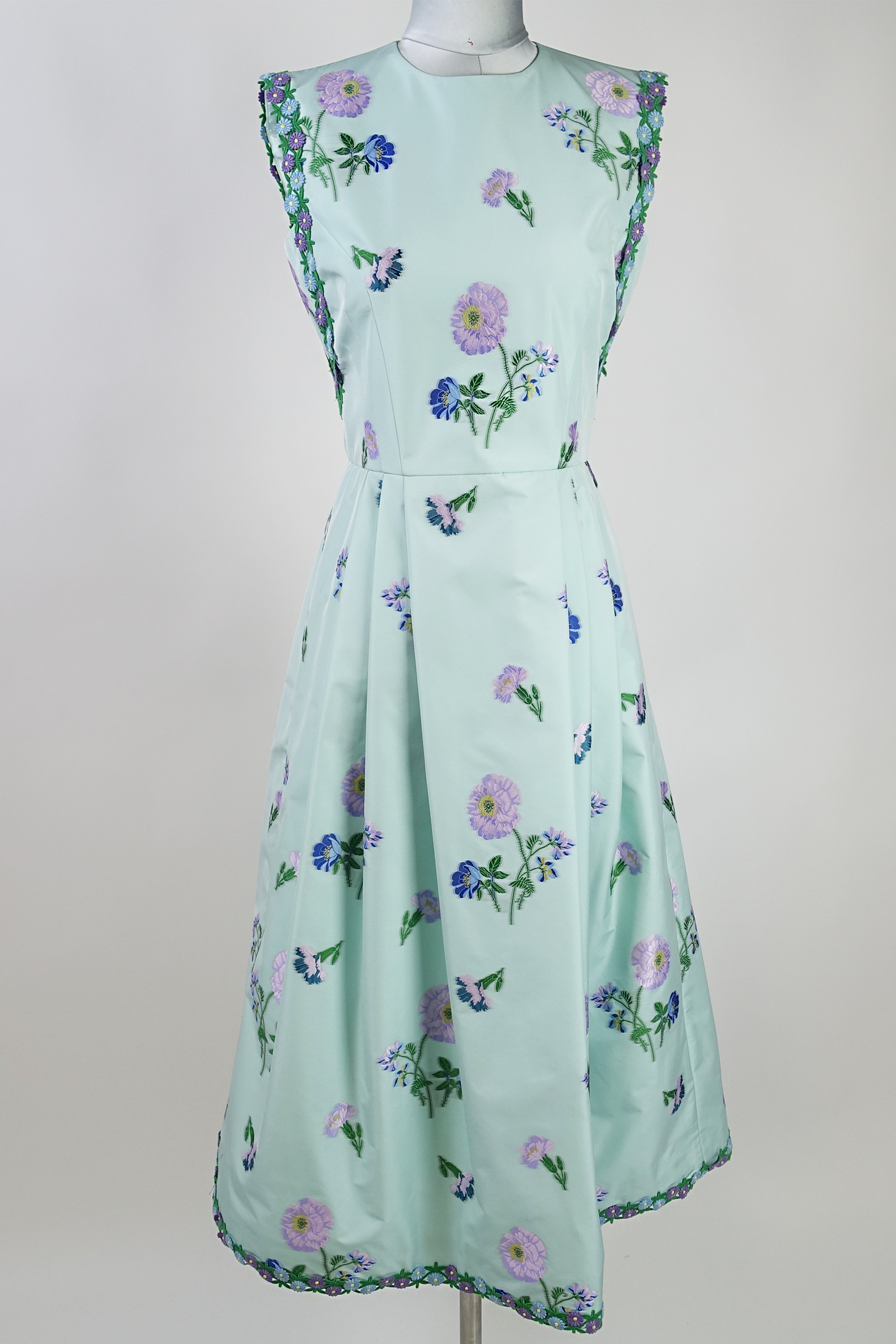 Robe brodée de fleurs