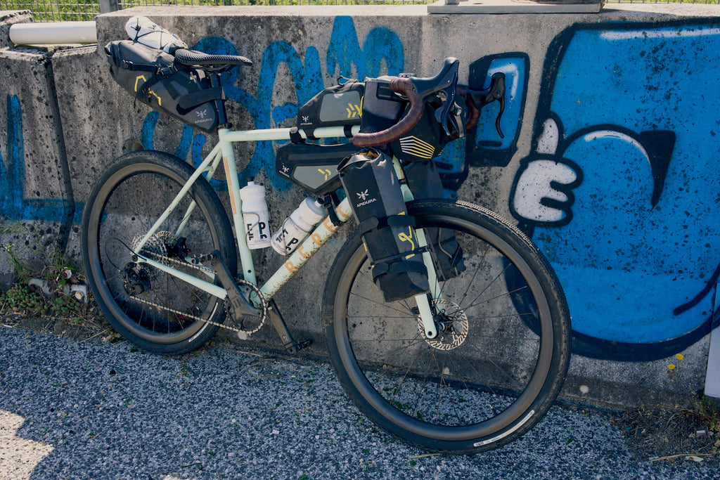 Bikepacker-Fahrrad auf der italienischen Kluft