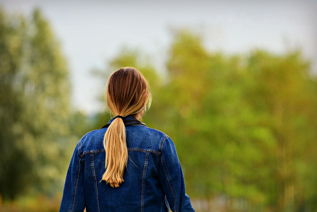  Une veste en denim classique portée avec une robe bohème pour un look boho-chic