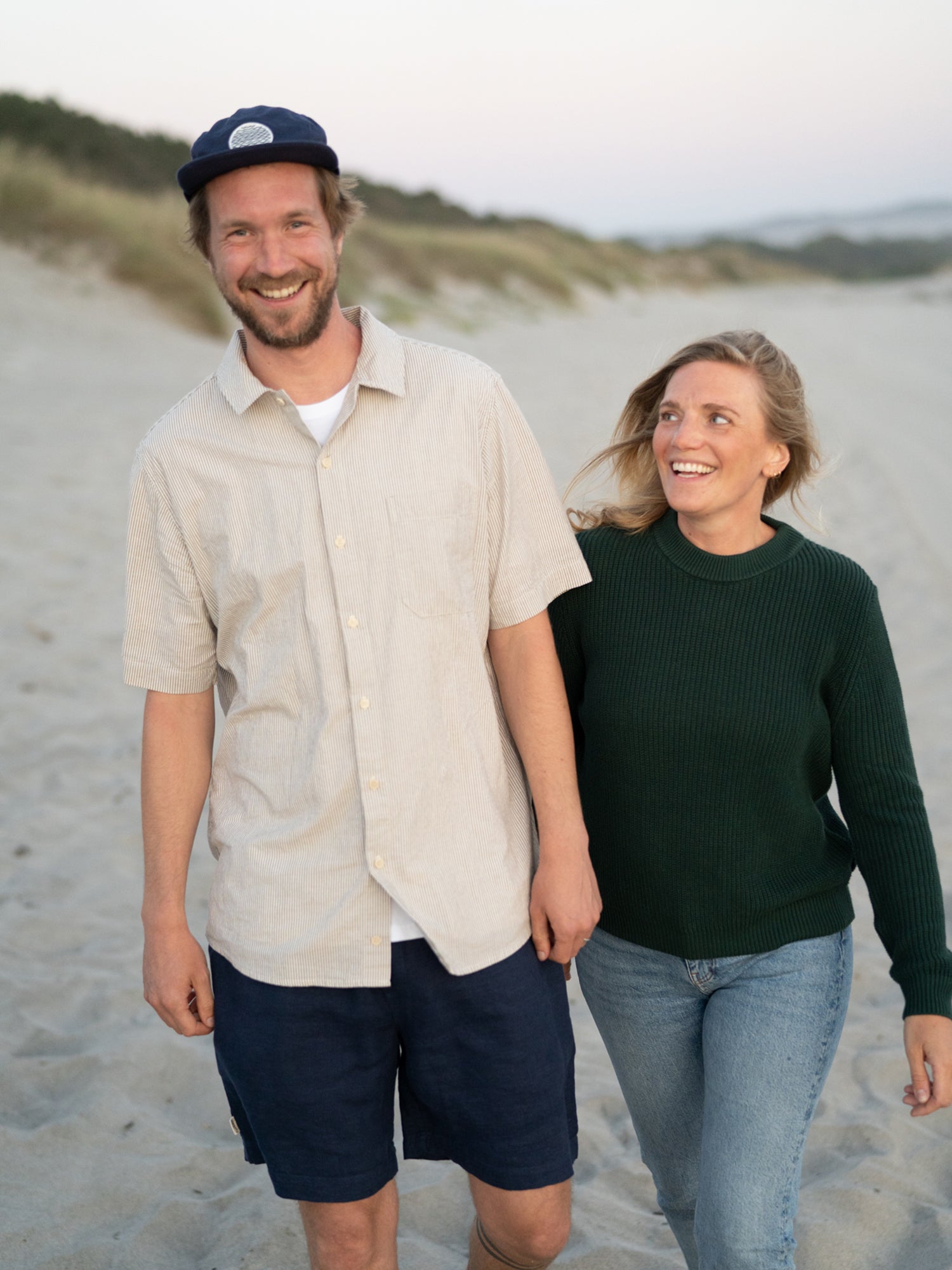 Ob weißes Basic T-Shirt oder eine klassische Blue Jeans: die Basis jedes Casual Outfits sind gut sitzende und kombinierbare Basics.