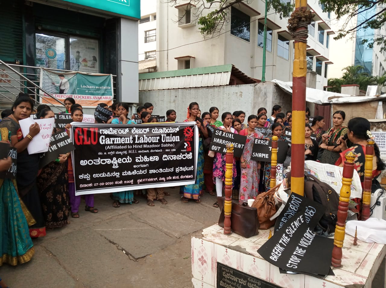 Bildquelle: cleanclothes.org. Textilarbeiterinnen in Indien protestieren gegen Gewalt am Arbeitsplatz am Labour Union Women´s Day 2020