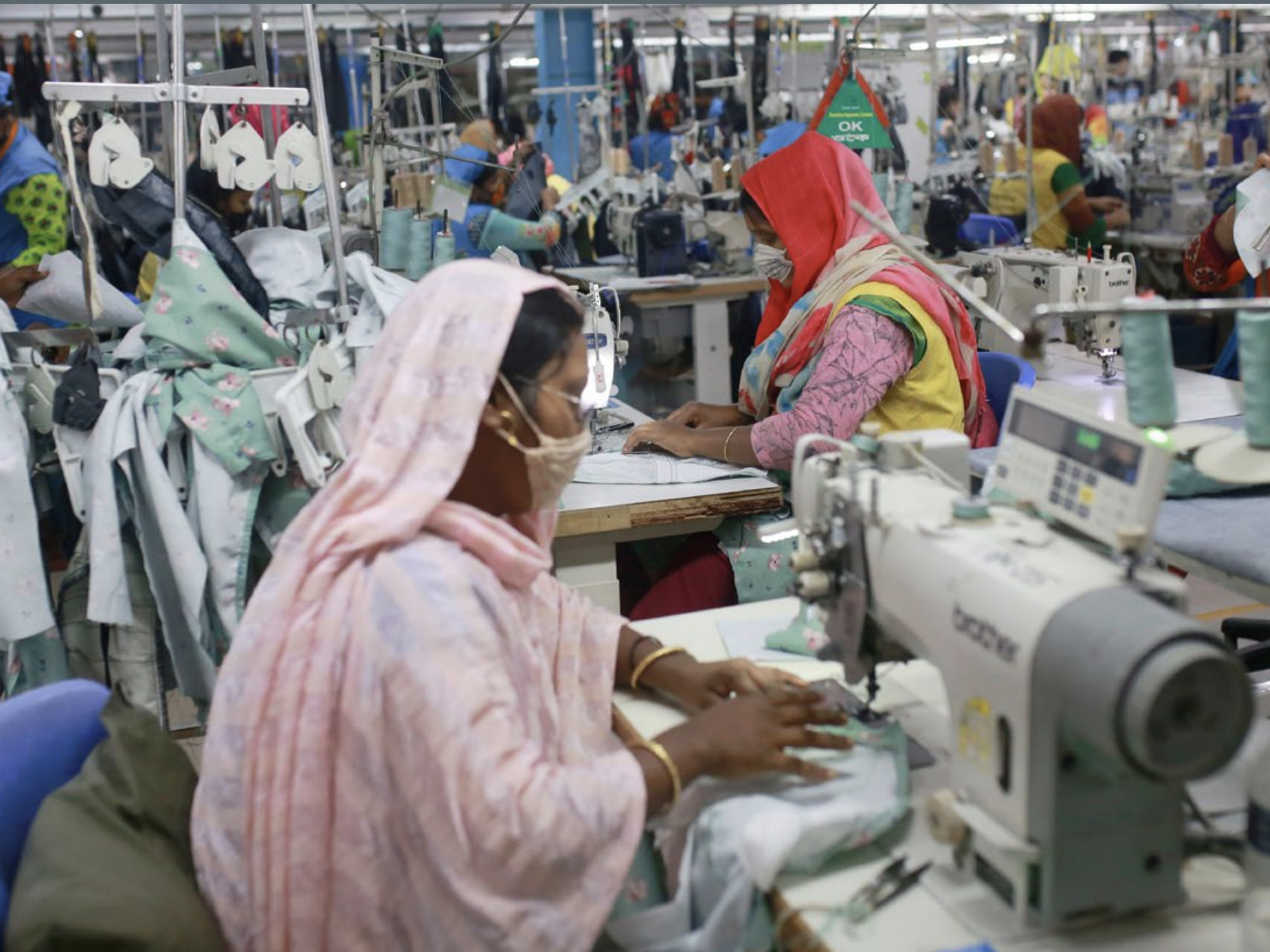 Bildquelle BMZ: Die negativen Folgen der Fast Fashion Industrie. Dunkle Produktionshallen, lange Arbeitszeiten und menschenunwürdige Löhne. Textilarbeiterinnen in einer Textilfabrik in Dhaka, Bangladesch.