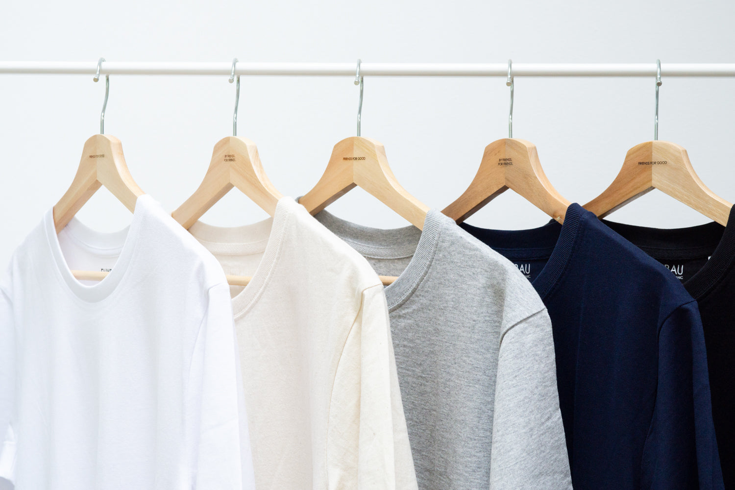 Hochwertige Basic T-Shirts sind die Basis für deinen Casual Look. Achte auf neutrale Farben um dir vielseitige Kombinationsmöglichkeiten offen zu halten.