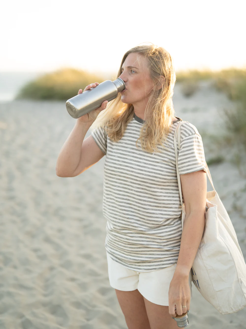 Trinken nicht vergessen. Neben einem luftigen Outfit ist es mindestens genauso wichtig an heißen Tagen ausreichend zu trinken.