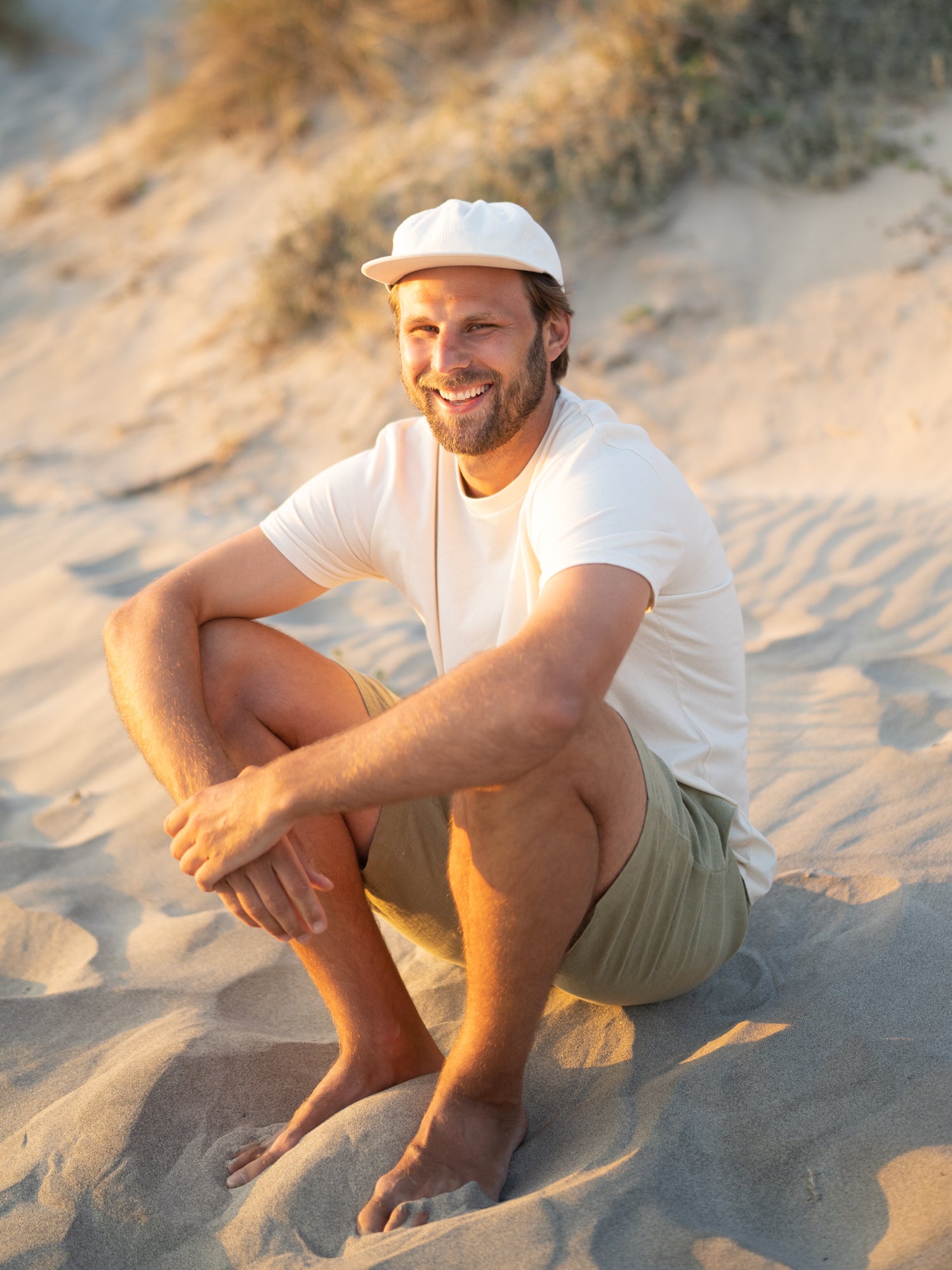 Egal ob am Strand oder in der Stadt: eine luftige Leinenshorts kombiniert mit T-Shirt und Cap ist optimal für heiße Sommertage.