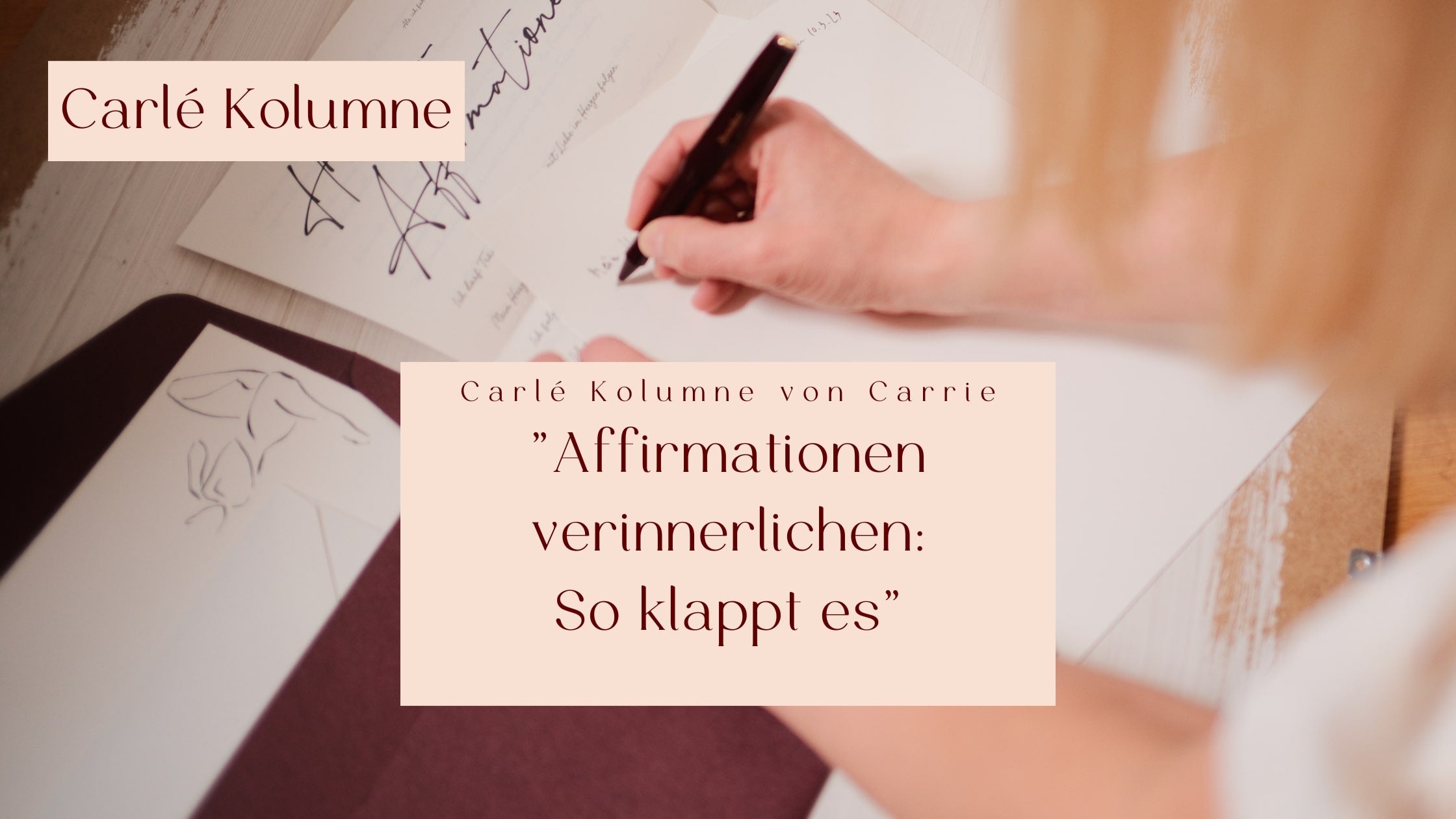 Schreibende Hand auf minimalistischem Briefpapier schreibt eine Affirmation für Selbstliebe