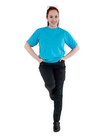 A turquoise unisex t-shirt and black flexible STIILI pants give you the freedom to work.