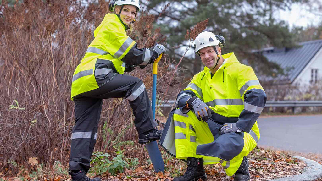 Sadevaatteet ovat vettä pitäviä, kun taas kuorivaatteissa riittää myös veden hylkivyys. Kuorivaatteissa käytetyillä kalvoilla voidaan määrittää tuotteeseen erilaisia ominaisuuksia.