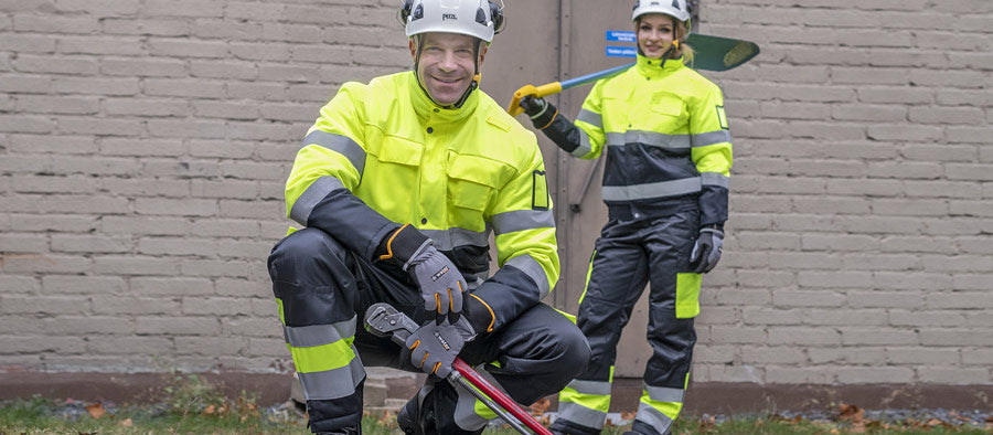 Talvivaroitusvaatteet kylmänsuojastandardilla takaavat lämmön ja suojan pakkaselta kylminäkin päivinä.