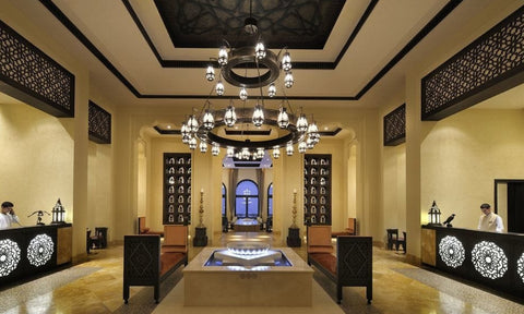 Вестибюль отеля Qasr Al Sarab с роскошной мебелью и освещением