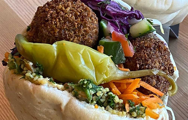Filled pitta with falafel, peppers, carrot