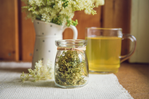 Meadowsweet tea for digestive health and belly bloat