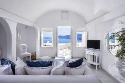 Canaves Oia Suites, luxury hotel in Santorini recommended by the niche fragrance house The Bubble Collection 
