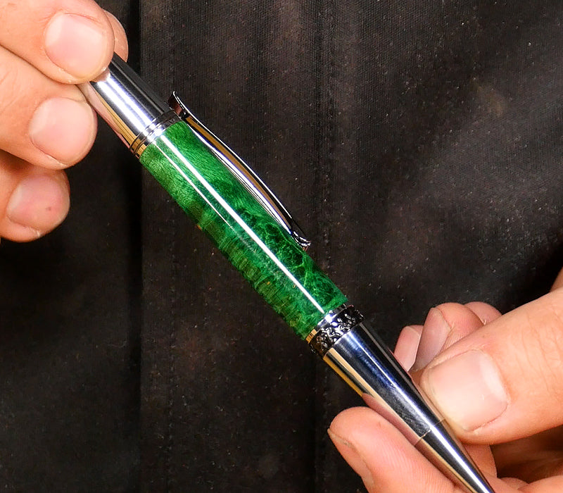 Displaying the fully assembled pen.
