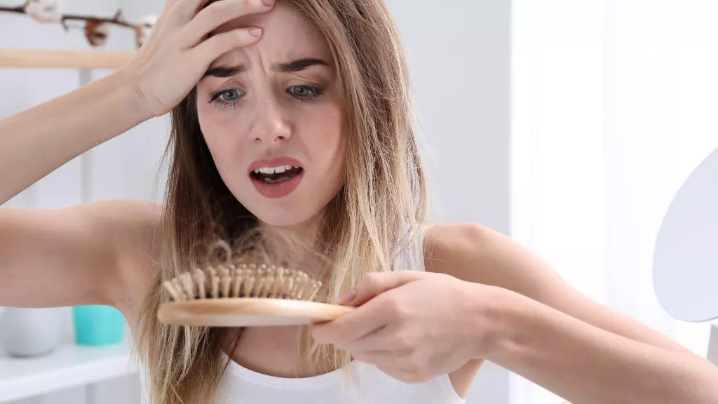 🚨  Tu sens l’alerte capillaire arriver à grands pas ! Tu te brosses délicatement les cheveux, et là, tu as l’impression qu’il y a quelques mèches de plus sur ta brosse ! C’est la cata, tu vois déjà la chute de cheveux excessive arriver ! 😱 En sortant de ta douche, rebelote ! C'est la même inquiétude devant ces cheveux égarés. La panique te gagne !  On s’est toutes posé ces questions au moins une fois : « Pourquoi je perds autant de cheveux ? Est-ce vraiment normal ? ». 😊 Avant de t’alarmer et de te mettre en mode SOS capillaire, prends un moment de découvrir cet article pour comprendre ce qui se passe réellement pour ta chevelure ! Prenons un moment ensemble pour démêler le vrai du faux. H2. 🤔 Quelles sont les causes de la chute des cheveux ?  🤗 Malgré l’idée qu’on s’en fait souvent, la perte de cheveux est une partie intégrante du cycle de vie de ces derniers.  Chaque jolie mèche que tu vois sur ta tête traverse différentes étapes avant de rendre l’âme. Et c’est normal ! Tu savais qu’il y avait 3 phases de cycle de vie de ta chevelure ? -	🌱 Phase Anagène : c'est la phase de croissance du cheveu. Elle dure généralement entre 2 à 6 ans. Durant cette période, ton cheveu grandit activement à partir de ses racines. -	🌆 Phase Catagène : cette phase est assez courte et dure environ 2 à 3 semaines. C’est là que le cheveu cesse de grandir et se détache de son follicule. -	🍂 Phase Télogène : durant cette phase qui dure quelques mois, le cheveu est en repos. Il finira par tomber naturellement pour faire place à un nouveau cheveu en phase anagène. C'est lors de cette phase que tu observes la chute de cheveux qui tombent au quotidien. Une fois que l’on sait ça, on réalise que la perte de tes cheveux est tout à fait normale, et n’est que le signe d’une phase de leur cycle.  ➡ Ainsi, chaque jour, il est normal de perdre entre 50 et 100 cheveux quand tu es en phase télogène.  Néanmoins, si tu perds significativement beaucoup plus de cheveux que cela, et de manière persistante, alors il est temps de se poser des questions.  H2. 🚩 Que faire en cas de chute intense et prolongée de tes cheveux ? Il arrive parfois que la chute s'intensifie pour diverses raisons : dérèglements hormonaux, stress, carences, …  C’est souvent par exemple une situation que l’on rentre pendant la grossesse et à la naissance d’un bébé, ou pendant une période d’examen.  Dans tous les cas, si tu es dans cette situation, il est essentiel d'identifier la vraie cause de la chute de cheveux. Puis de trouver des habitudes, des routines et des soins adaptés pour y remédier. H3. 🥦 Faire attention à ton alimentation pour éviter ou ralentir la chute de cheveux.  🥬  Savais-tu qu’il y a un lien fort entre alimentation et santé de tes cheveux ?  🥜 Une alimentation saine et équilibrée peut donc être le premier pas pour ralentir la perte.  Ainsi, tu peux consommer des aliments riches en fer, zinc, vitamines A, B, E et en protéines. 🥜🥕 C’est le cas par exemple des aliments suivant (liste non-exhaustive) : lentille, épinards, haricots blancs, tofu, noix de cajou, pois chiches, céréales complètes, graines de lin, carottes, patates douces, melon, mangue, pommes de terre, poissons (saumon, truite, thon), viandes (poulet, dinde, agneau), lait et produits laitiers, … H3. 🚿  Adopter une routine capillaire adaptée. Offre à tes cheveux des soins bien choisis, capables de fortifier et de les nourrir en profondeur.  ☺ Parfois, l’application d’un masque après ton shampoing peut faire une grande différence. MASQUE CAPILLAIRE SUBLIMATEUR https://auxportesdunaturel.com/products/masque-capillaire-sublimateur ✅  La clé d’une chevelure en bonne santé réside souvent dans une routine capillaire bien ajustée. Il ne s’agit pas uniquement de se laver les cheveux. C’est tout un processus qui prend en compte chaque étape (lavage, séchage, massage, …) et chaque produit utilisé (shampoing, après-shampoing, masques capillaires, soins, …).  H3. 💊 Prendre des Gummies ou des compléments Alimentaires. ❤Afin de lutter contre la perte de cheveux, faire une cure de Gummies ou de compléments alimentaires peut être idéale. Souvent, cela suffit à renforcer les cheveux et à ralentir la chute excessive.  De quoi donner un coup de pouce à ta chevelure depuis l'intérieur ! Gummies post-partum Lien à voir H3. 🌿 Utiliser des huiles nourrissantes et des sérums.  🧴 L'huile de carapate de Madagascar, l'huile de nigelle, ou encore l'huile de coco sont de véritables trésors pour les cheveux.  Applique-les en massage sur ton cuir chevelu et tes pointes 2 à 3 fois par mois. Laisse le soin poser 1 à 2 heures, puis rince abondamment avant de procéder à ton shampoing habituel.  HUILE DE SOIN FORTIFIANTE  https://auxportesdunaturel.com/products/huile-fortifiante  👧🏻 Les sérums non-gras, quant à eux, peuvent aider à stimuler la croissance et lutter contre la chute de cheveux. Le sérum s’applique sur cheveux secs ou mouillés : à l’aide de quelques gouttes, masse ton cuir chevelu délicatement avant ton shampoing habituel.  SÉRUM POUSSE ET CHUTE BOOST & SCALP https://auxportesdunaturel.com/products/serum-pousse-et-chute-boost-scalp  H3. 👩⚕️ Consulter un professionnel en cas de doute et de chute persistante.  En cas de doute ou si le problème de chute persiste, n'hésite pas à consulter. Un dermatologue, un trichologue (spécialiste de la perte de cheveux) ou un coiffeur professionnel saura te guider.  Une prise de sang peut aussi être conseillée afin de révéler d'éventuelles carences qui expliqueraient ta perte de cheveux excessive. 💪🌸  Dans tous les cas, rassure-toi, la chute de cheveux, bien que parfois préoccupante, n'est pas toujours un signe d'alarme.  💪🌸 En comprenant ses causes et en adoptant les bons gestes, tu pourras aborder ce sujet sereinement et retrouver une chevelure en pleine santé !  Et si tu as besoin de retrouver des cheveux sains avec une routine capillaire 100 % adaptée à ta problématique, je te conseille de découvrir le programme personnalisé dès maintenant.