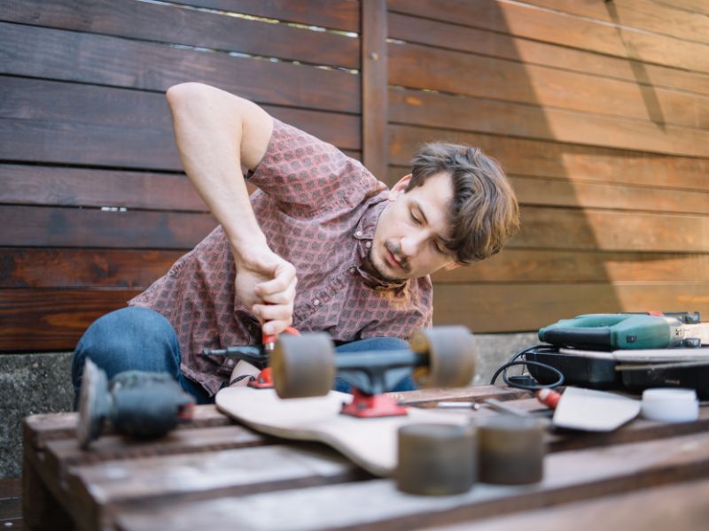 Assembling skateboard