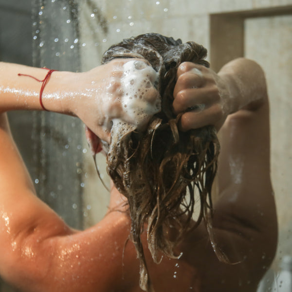 Naturshampoo schäumt weniger, macht dein Haar aber auch sauber.