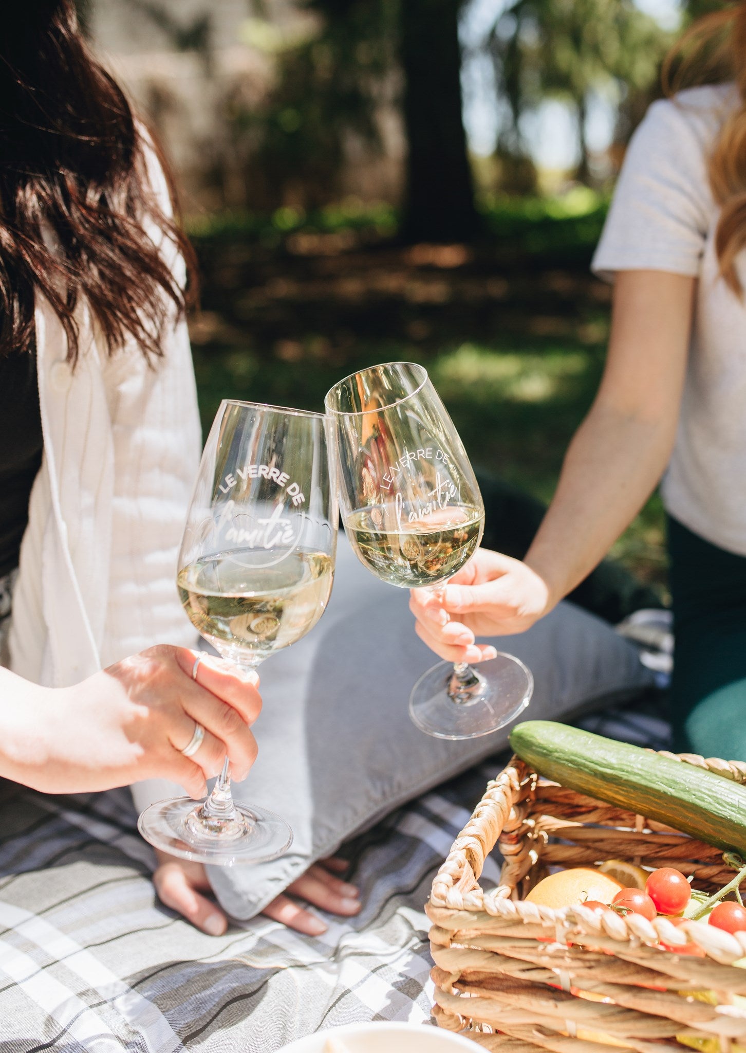 amies en train de faire un pique nique avec des verres à vin personnalisés 