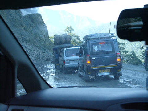 Da Siliguri, ultima tappa in macchina in pianura, si sale sempre. La direzione è il Darjeeling, nord-est dell’India, oltre il Bengala ed al confine con il Nepal. In lontananza svetta il Kanchenjunga uno dei mitici 8000 himalayani, considerato la dimora di Shiva. Si lascia sulla destra il fiume Teesta che scorre impetuoso a raggiungere il fiume Brahmaputra. 