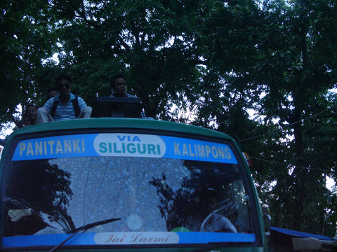 Si sentirà un po’ più fresco arrivati a destinazione, nei pressi di Kalimpong a quasi 1500 metri di altezza, la città dove il Dalai Lama nel 1976 ha consacrato un tempio buddista dove tanti monaci tibetani si sono rifugiati per mettersi in salvo dalla “Rivoluzione Culturale” che intendeva rieducarli. 