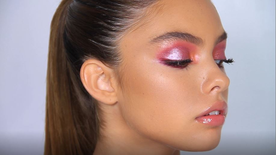 Glossy Eyelids using the Natasha Denona's CRANBERRY Eyeshadow Palette }