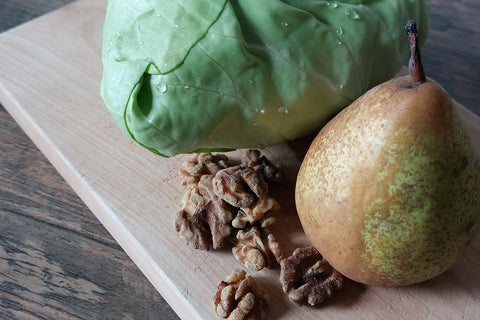 Spitzkohlsalat mit Birne und aktivierten Walnüssen