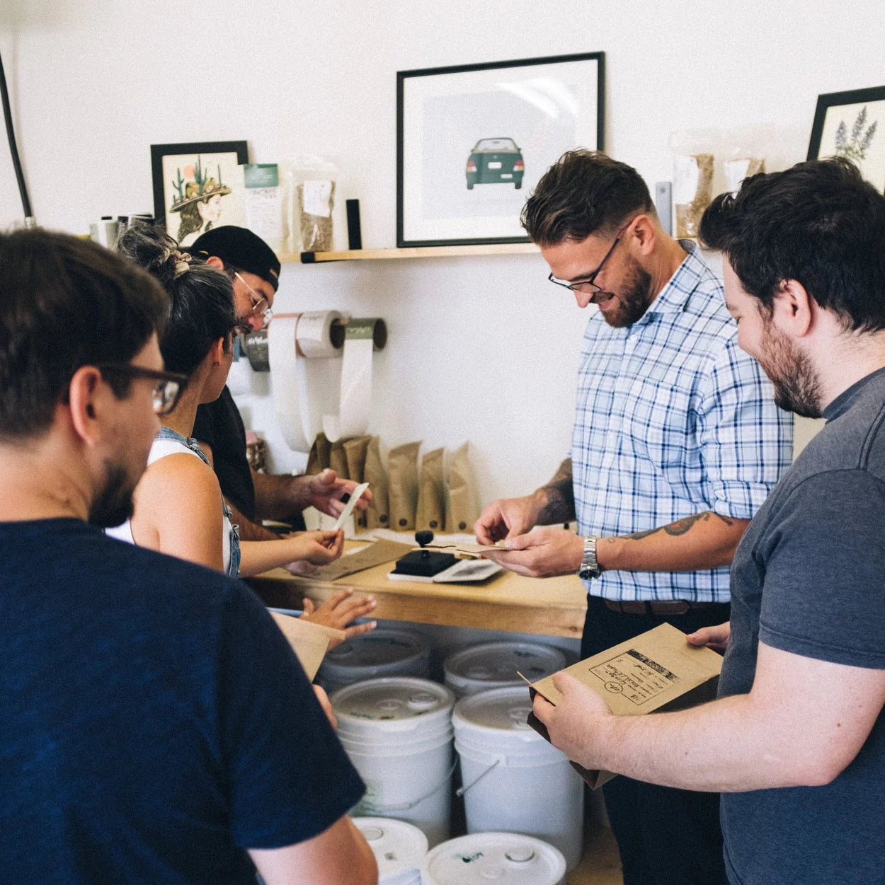 Groupe d'hommes qui participent à un atelier de torréfaction et font des emballages de sac à café