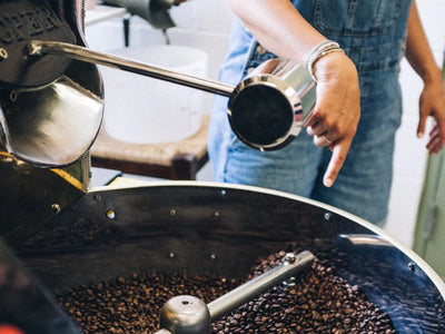 Grains de café entier en train de se faire torréfiés dans la machine