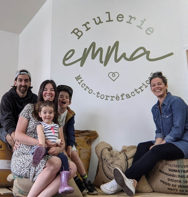 Photo de groupe avec les fondatrices de Brulerie Emma et leur famille