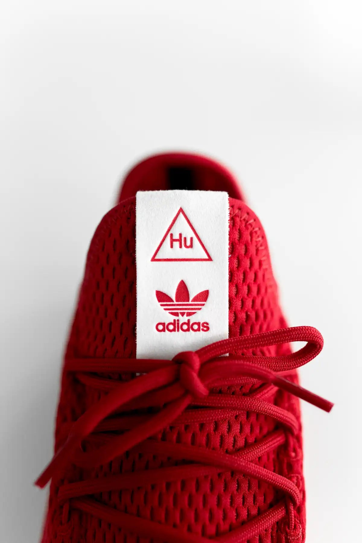 chaussure-montrant-logo-adidas