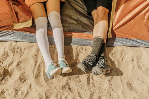coordination-des-couleurs-de-chaussettes-fantaisie-en-couple