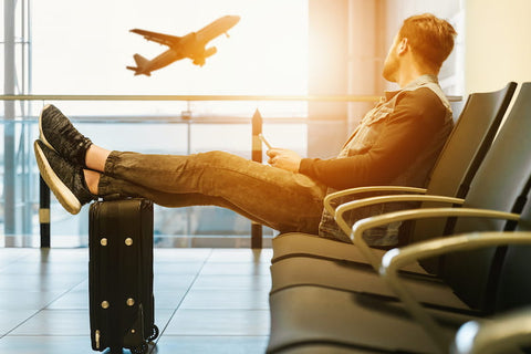 homme-attend-aeroport