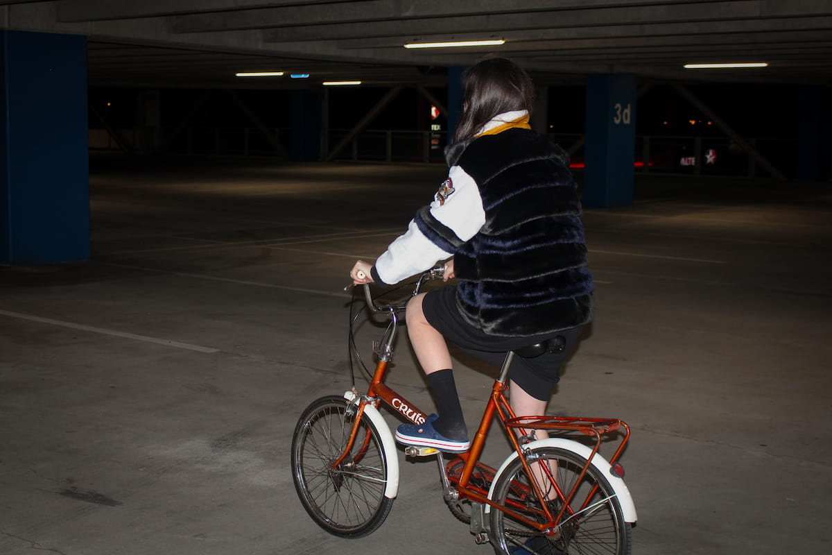 homme-fait-du-velo-avec-chaussettes-adaptees