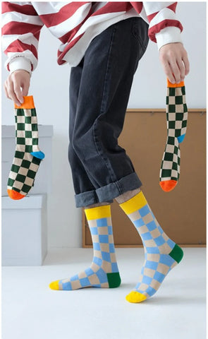 homme-portant-des-chaussettes-a-motifs