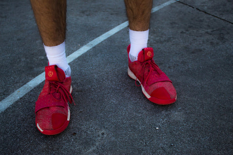 s'-habiller-avec-des-chaussettes-blanches