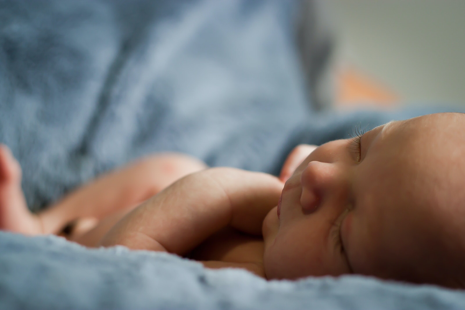 Gesunder Schlaf im eigenen Bett für dein Baby