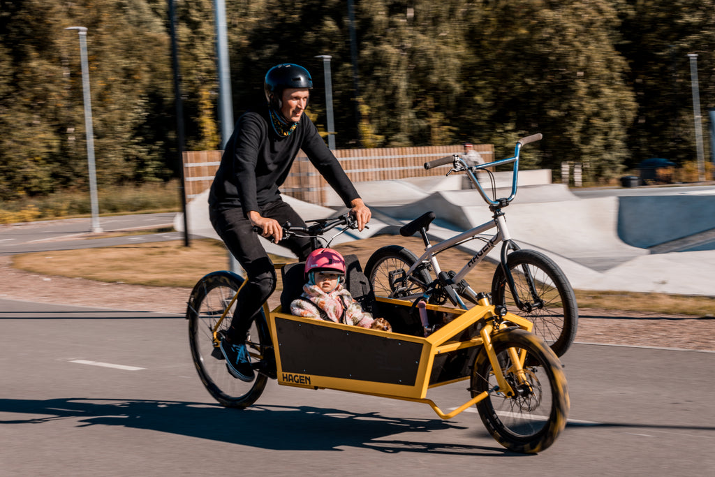 Founder Kaspar Peek riding his Hagen Bikes XL Cargo bike with kid inside and bmx bike mounted to side